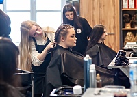 Naprawić samochód i uczesać modelkę