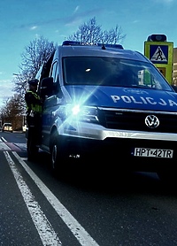 Uderzył w słup przy rondzie