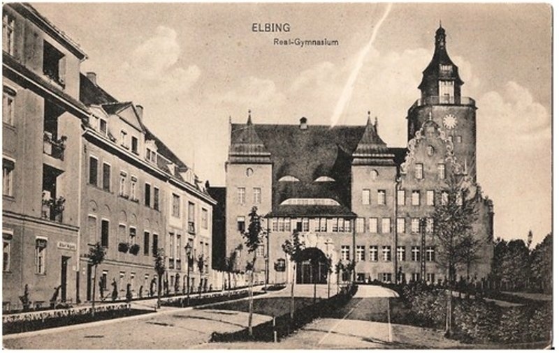 Elbląg, Gimnazjum Realne przed wojną, obecnie to siedziba Urzędu Miejskiego