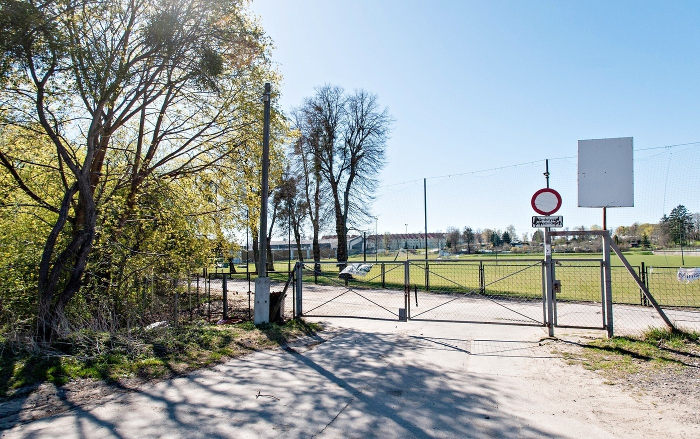 Elbląg, Wjazd na sąsiadujący z parkiem wodnym kompleks piłkarski od strony ul. Kościuszki Elbląg, Wjazd na sąsiadujący z parkiem wodnym kompleks piłkarski od strony ul. Kościuszki