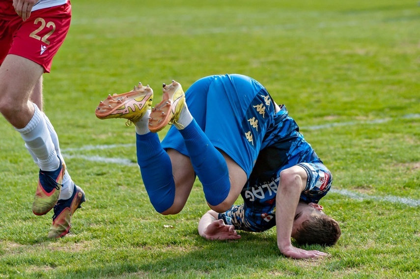 Elbląg, Mecz w Biskupcu można podsumować jednym zdaniem z pomocą archiwalnego zdjęcia: wszystko w Olimpii stanęło na głowie... Elbląg, Mecz w Biskupcu można podsumować jednym zdaniem z pomocą archiwalnego zdjęcia: wszystko w Olimpii stanęło na głowie...