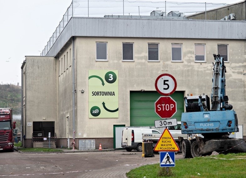 Elbląg, Z pożaru ocalał jedynie budynek przy sortowni, w którym są m.in. pomieszczenia socjalne dla pracowników Elbląg, Z pożaru ocalał jedynie budynek przy sortowni, w którym są m.in. pomieszczenia socjalne dla pracowników