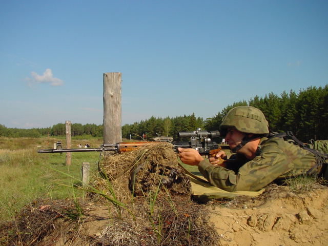 Tak wygląda następca Janka Kosa - żołnierz 6 BKP ze swoim karabinkiem snajperskim.