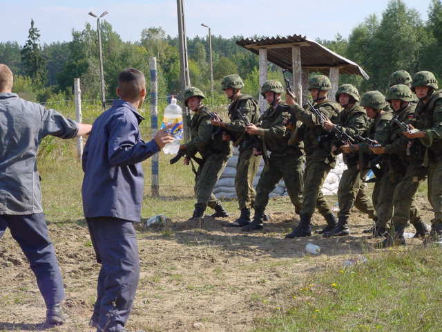 W bazie szkoleniowej Polsko-Litewskiego Batalionu odbywają się ćwiczenia w rozpędzaniu demonstracji. Batalion