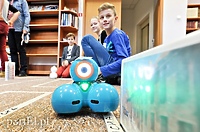 Dzieci programują roboty w bibliotece