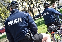 Kaski rowerowe i elbląscy policjanci