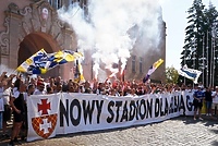 Kibice przemaszerowali przez miasto na stadion