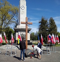 Kwiaty pod pomnikiem żołnierzy radzieckich