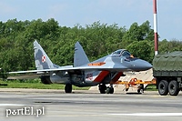 Od myśliwca MiG-29 oderwał się spadochron hamujący
