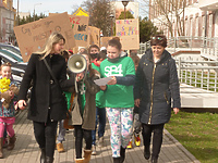 Odważni strażnicy powietrza z SP 4 manifestują