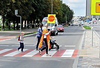 Przeprowadza dzieci, ma żal do kierowców