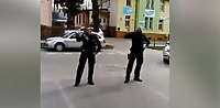 Policyjny taniec podczas kwarantanny