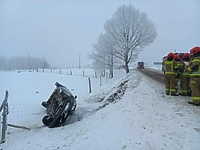 Uwaga, ślisko! Samochód wypadł z drogi i dachował