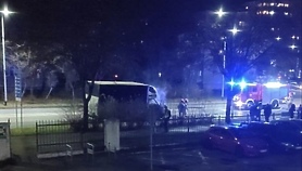 Akcja gaśnicza przed komendą policji