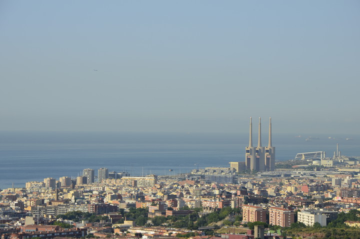 Widok na kominy elektrowni cieplnej w Barcelona (Lipiec 2017)