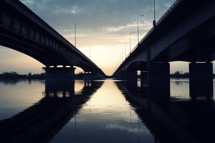 Autostrada przez rzekę (Kwiecień 2024)