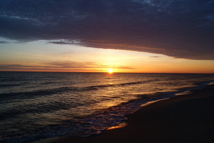 Najwcześniejszy w roku wschód słońca widziany z plaży w Stegnie.