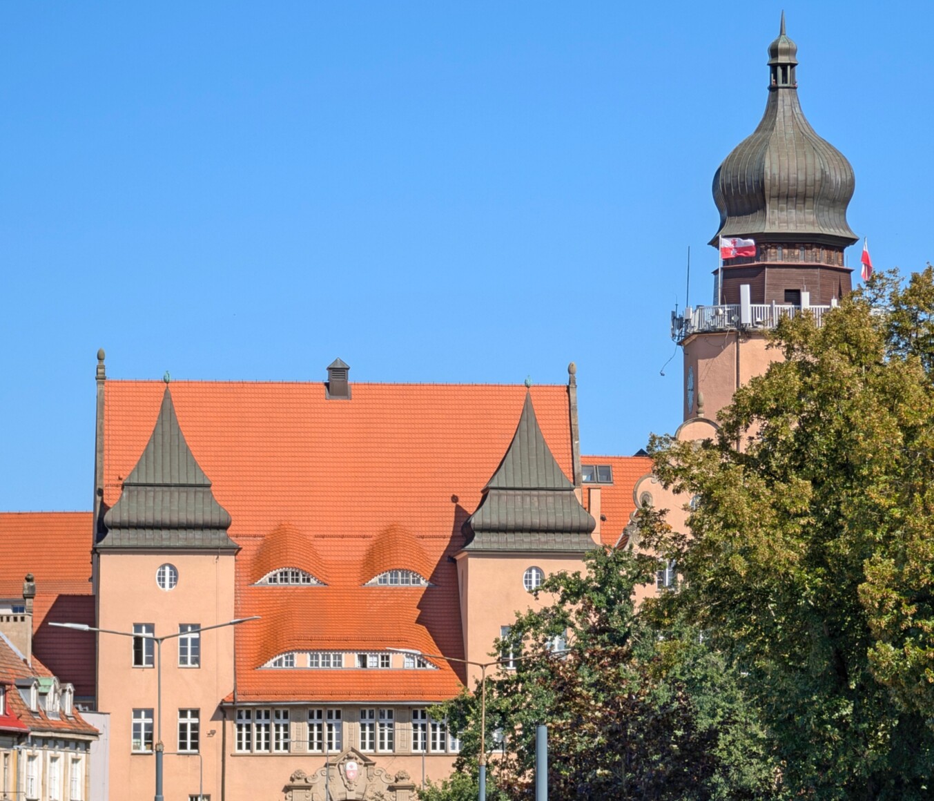 Oczy i usta na czerwonym dachu UM widzą wszystko co dzieje się w mieście
#Elbląg