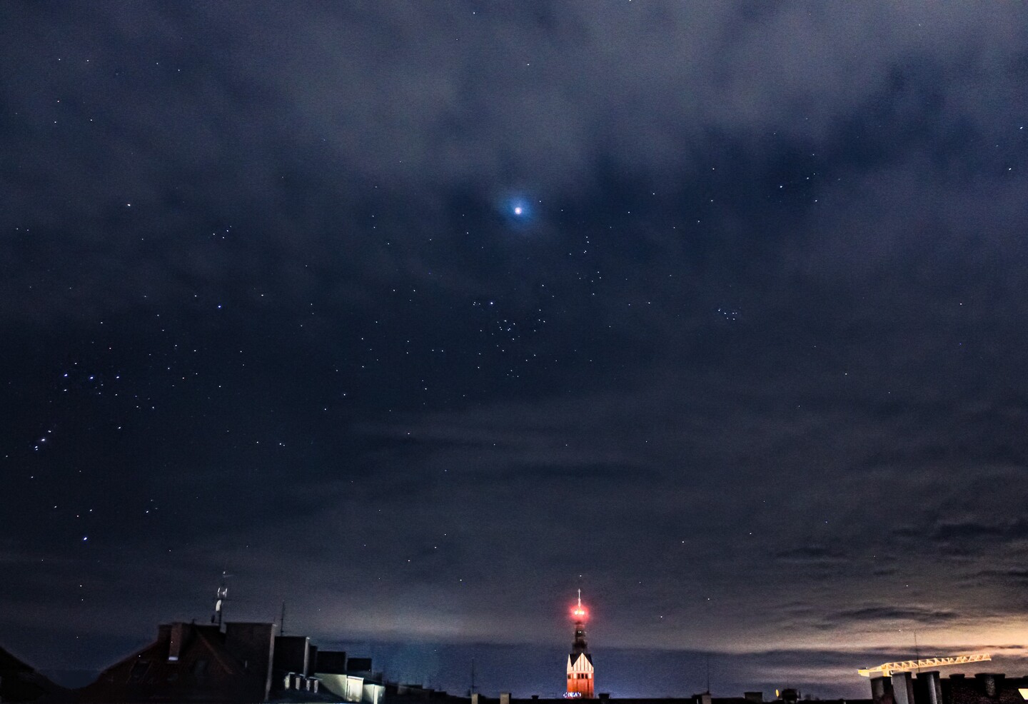 Nocne niebo nad Elblągiem