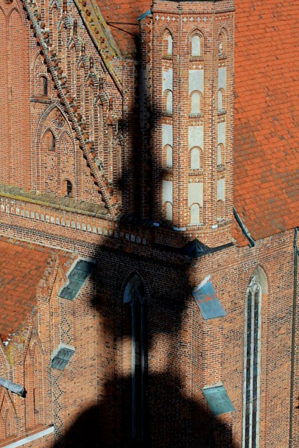 cień wieży Radziejowskiego na Katedrze  Fromborskiej (Marzec 2009)