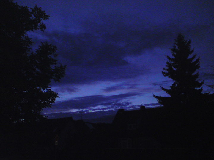 "Nocne niebo" - zdjęcie zostało wykonane nocą, a dokładniej około godziny 4, w okolicach Osiedla Marynarzy. (Sierpień 2010)