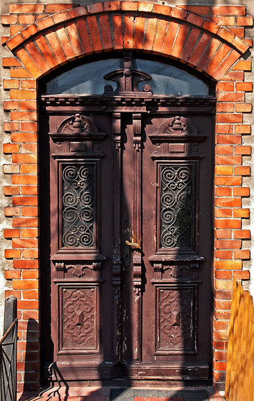Zabytkowe drzwi jednego z Urzędów w Stegnie. (Maj 2011)