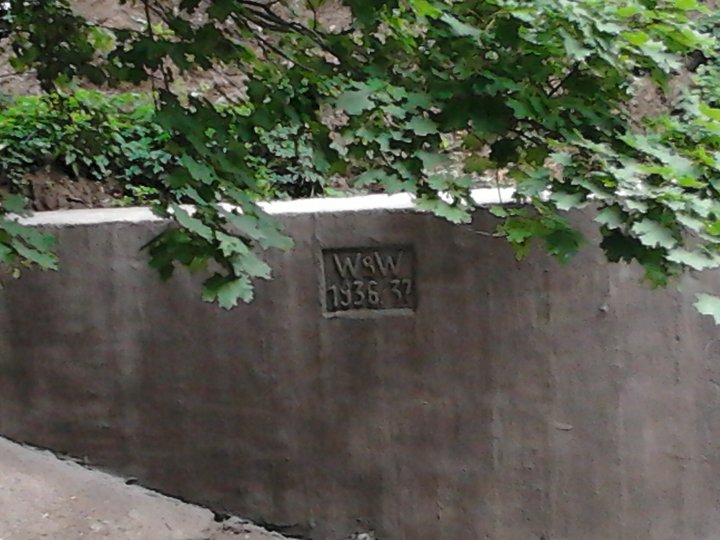 Relief znajdujący się na betonowej kaskadzie w Parku Dolinka. (Sierpień 2012)