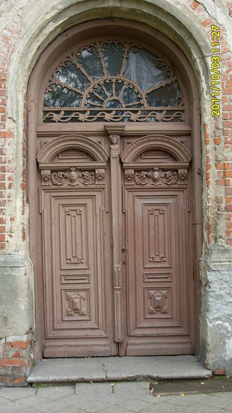 Drzwi wejściowe do budynku  mieszkalnego w Starym Polu (Sierpień 2012)