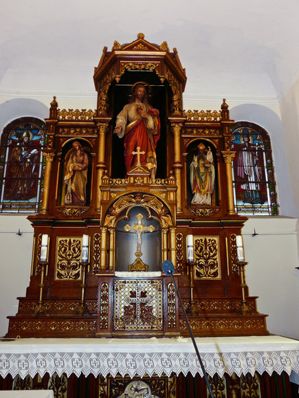 Ołtarz główny kościoła w Pogorzałej Wsi, wykonany w 1902r. przez elbląskiego rzeźbiarza Otto Roemera. (Listopad 2012)