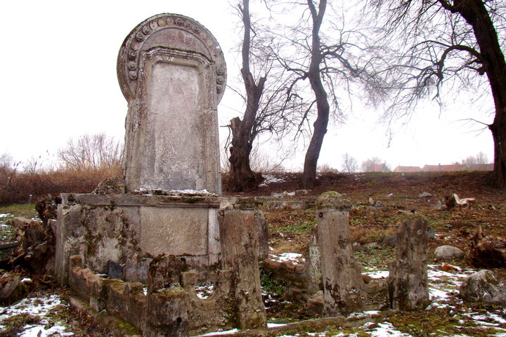 Pozostałości niemieckiego cmentarza wybudowanego w 1663 r. i zburzonego w 1945 roku. W miejscowości Kępki. (Luty 2013)