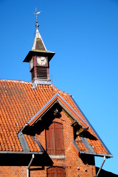 Zegar na starym budynku(stadnina koni w Rzecznej) (Marzec 2013)