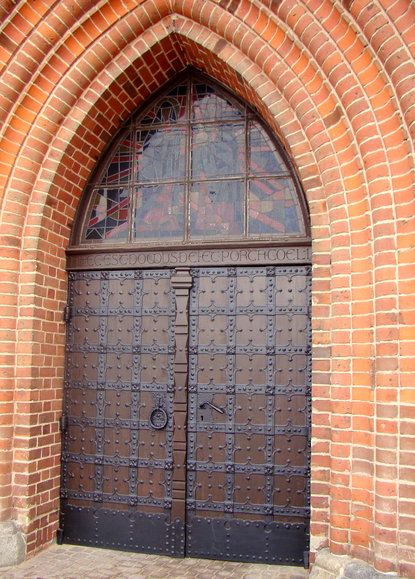 Drzwi główne Katedry Elbląskiej,pochodzących z ok 1700roku. (Marzec 2013)