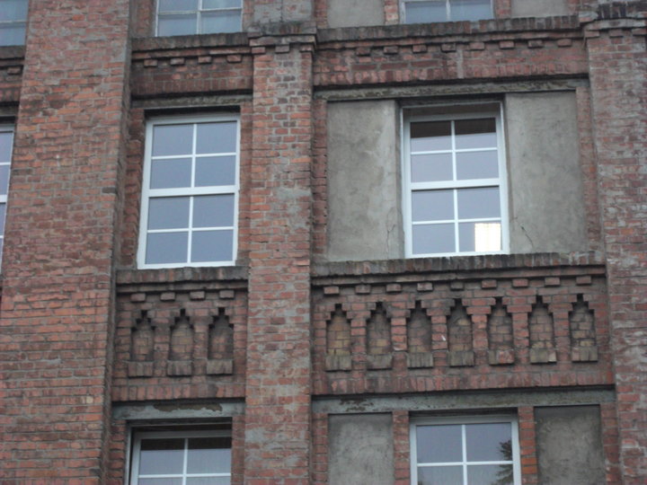 Fragment budynku dawnegi ZPO "Truso" w Elblągu od strony ul.Odzieżowej (Wrzesień 2013)