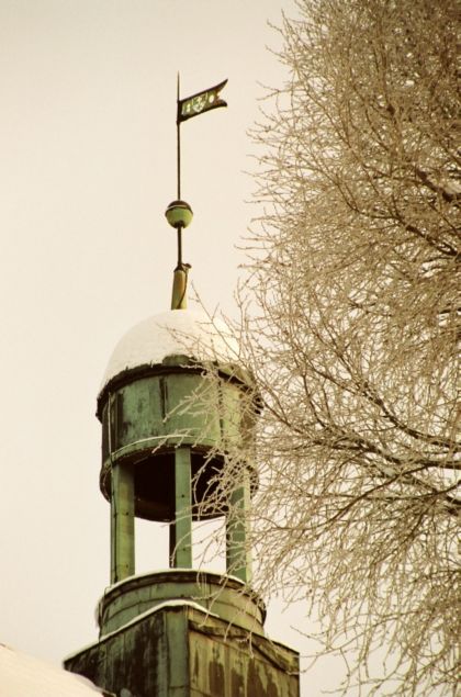 Wieżyczka z herbem na budynku Elbląskiego Muzeum