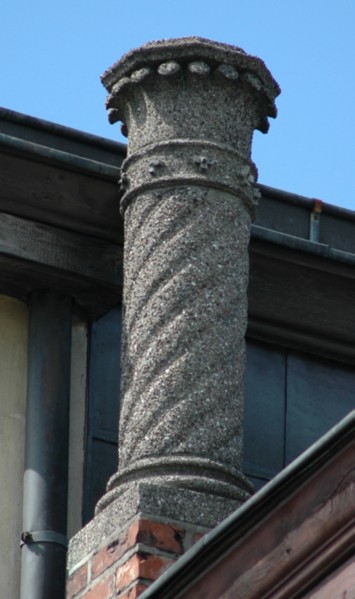 Kolumna na dachu Pałacyku