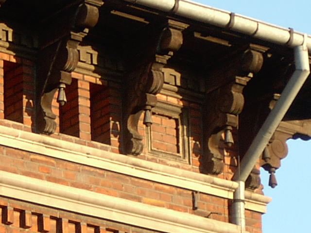 Rzeźbione wsporniki dachowe w budynku przy ulicy Żeromskiego.