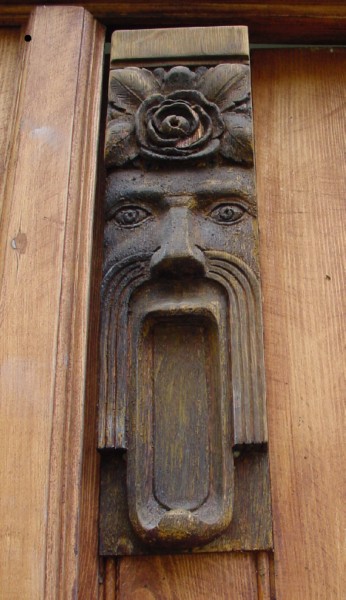 Rzeźbiony w drewnie maszkaron drzwiowy

Zdjęcie nagrodzone w konkursie wrześniowym