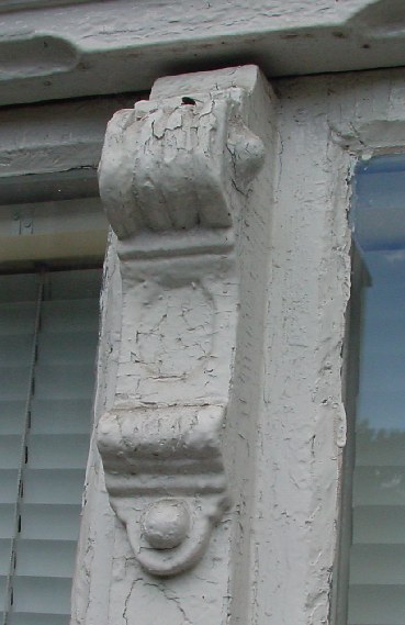 Typowa ozdoba stolarki okiennej z początku poprzedniego wieku.