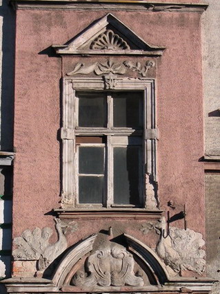Okno klatki schodowej w budynku przy ul. Mickiewicza
