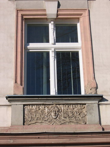 Okno budynku przy ul. Bema