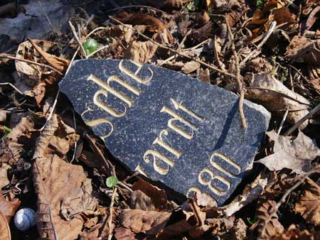 Fragment nagrobka na cmentarzu przy ul. Sadowej
