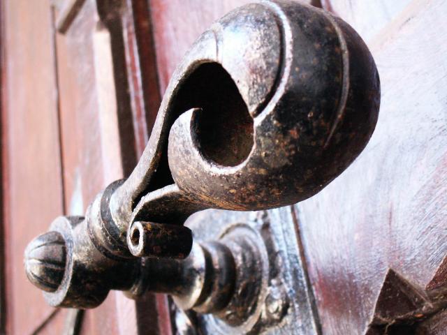 Klamka w drzwiach kościoła św. Wojciecha