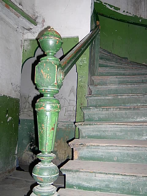 Drewniane schody w starej kamienicy