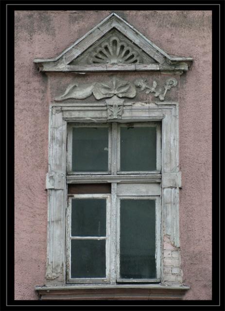 Okno kamienicy przy ulicy Mickiewicza.Zdjęcie nagrodzone w konkursie kwietniowym.