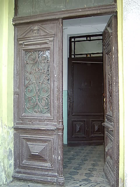 Drzwi kamienicy przy Grobli Św. Jerzego