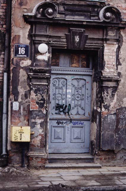 Drzwi do kamienicy przy ulicy Zamkowej
