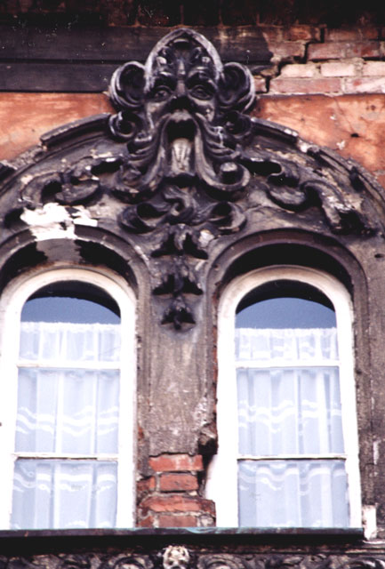 Stiukowy maszkaron nad oknami kamienicy przy ul. Zamkowej.