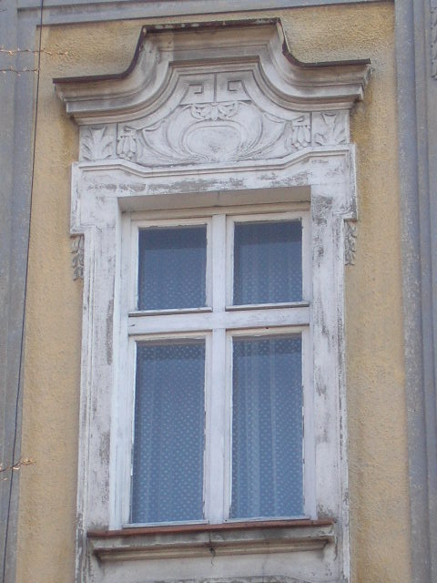 Okno budynku przy ulicy R.Traugutta
