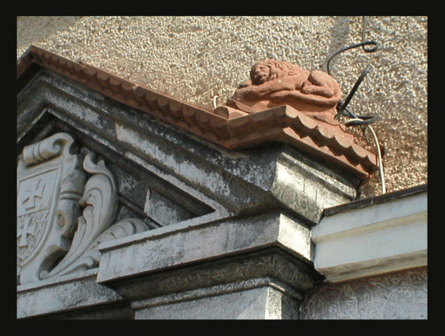 Ceramiczny lew zdobiący wejście do budynku przy Bulwarze Zygmunta Augusta