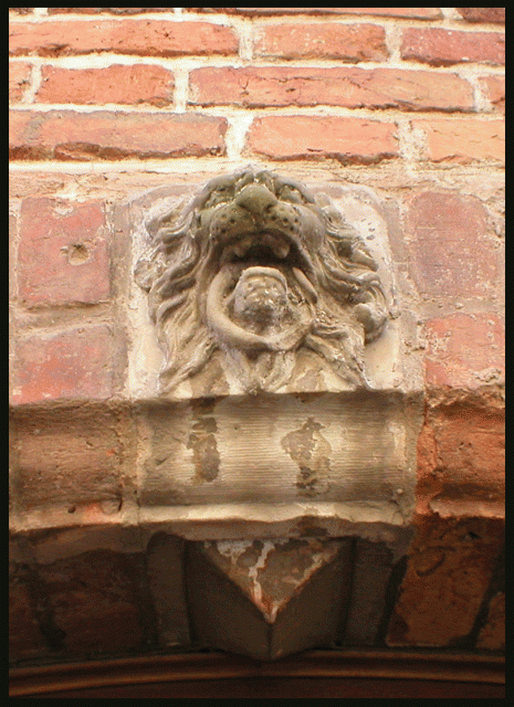 Dekoracja nad wejściem do staromiejskiej kamienicy (ul. Świętego Ducha 12)
